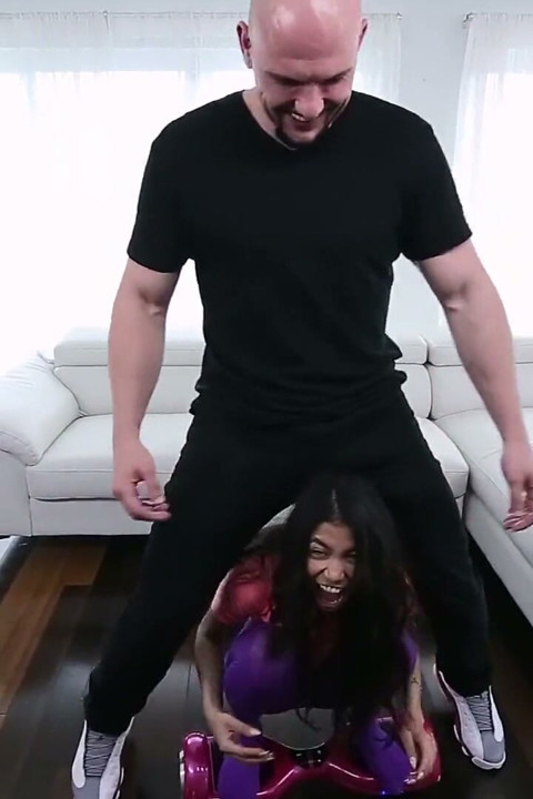 不要打碎我 - Veronica Rodriguez为一个身材娇小的美女谈了很多游戏