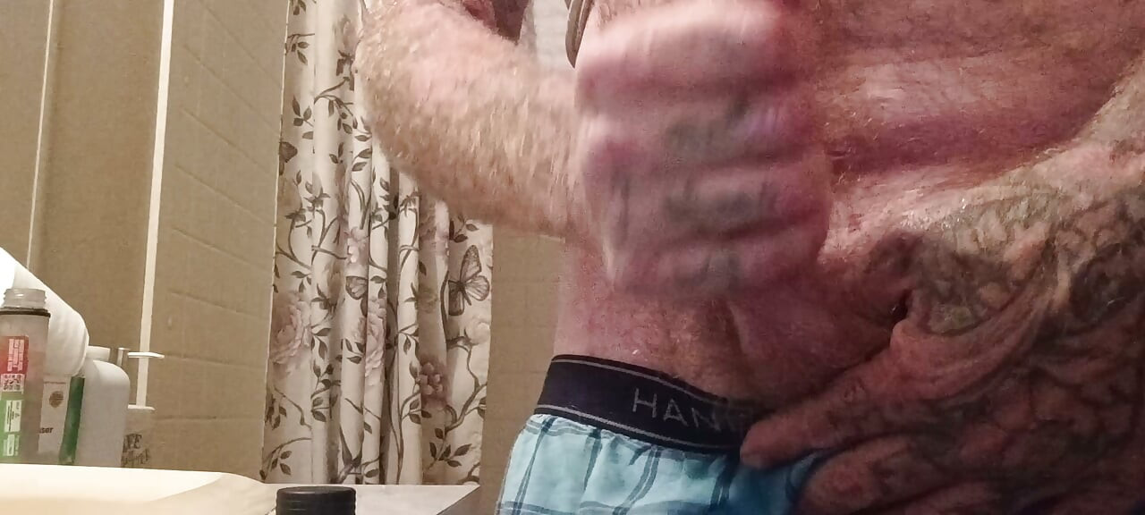 Papi necesita una baby girl que vea cómo se masturba en videollamada, mándale DM a papi