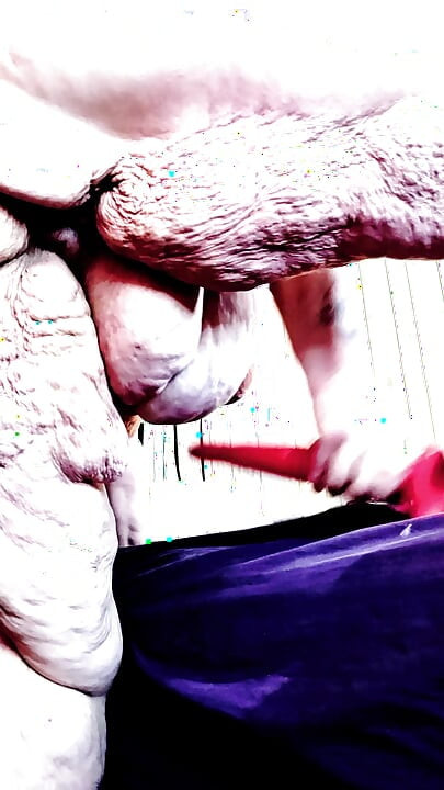 Στο πλάι του κρεβατιού που αναπηδά στο πουλί σου χύνει χοντρά