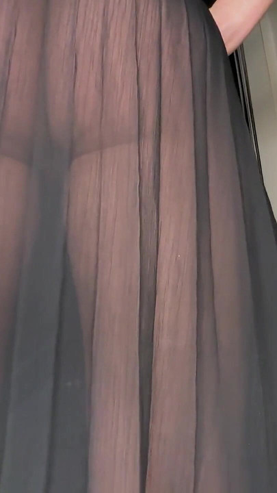 Pierdzenie w przezroczystej czarnej sukience