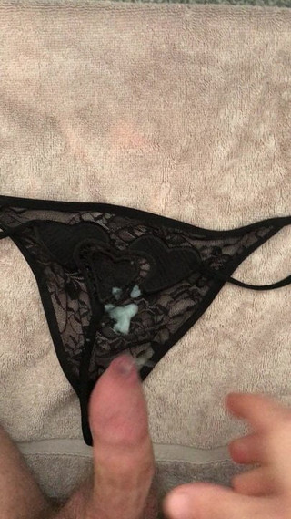 Cum en un gstring negro