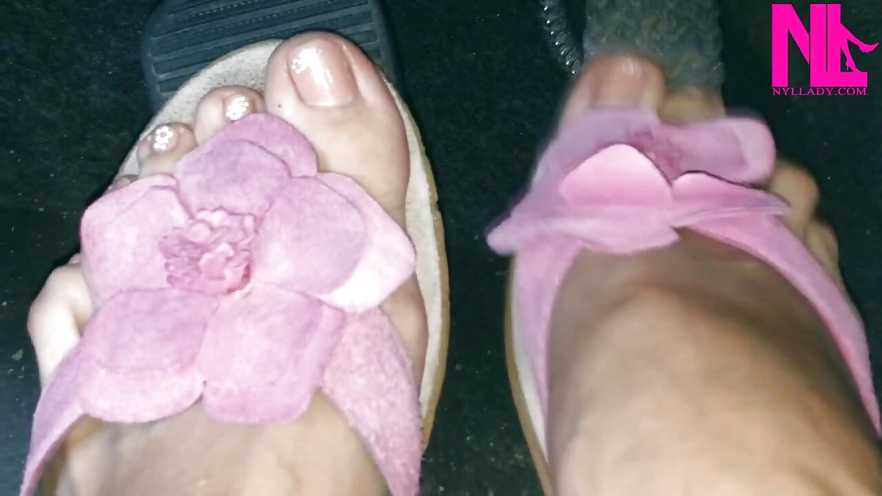 Revving mi coche en chanclas de flores rosas