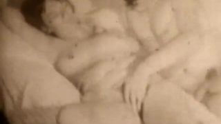 Ragazzo che sditalina la vagina della milf (vintage anni &#39;50)