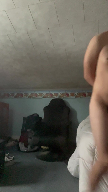 裸で縛られ口を塞がれている