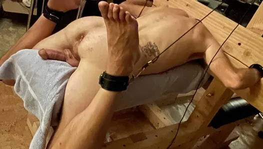 Encadenado en bondage, fisting, burlas, estiramiento anal y vinculación por domme apologética