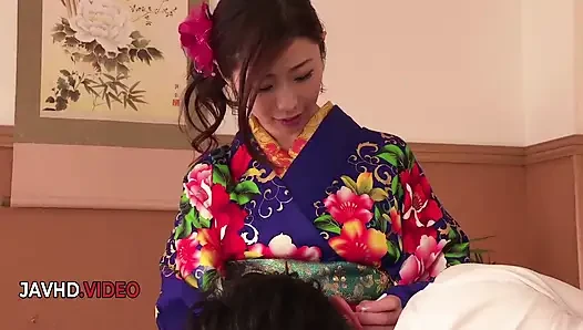 Ayumi shinoda sizzles dengan kimono lagi asik nyepong kontol sampai dicrot di depan kamera