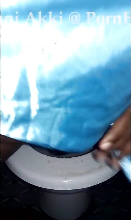 Sri Lankan MILF Peeing