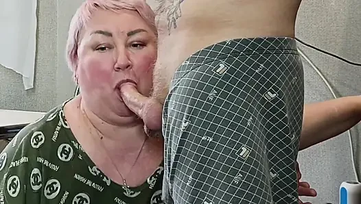 Üvey anne yarak mastürbasyonu, derin sakso ve boşalma yapıyor