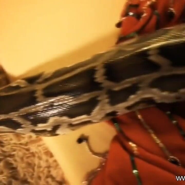 Gagică indiană exotică care se joacă cu ceva diferit