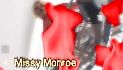 Schmutzige blondine hat einen interracial dreier-analfick mit großen schwarzen schwänzen von wto