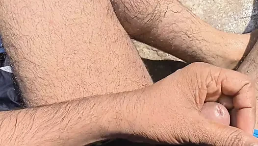 Bhabhi ko field mai kapde dhote samay mud marwai