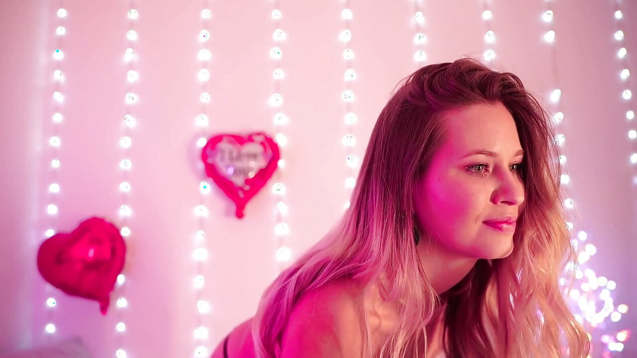 Μια καλλονή με ρομαντικά εσώρουχα βάζει το χέρι της στο εσώρουχό της