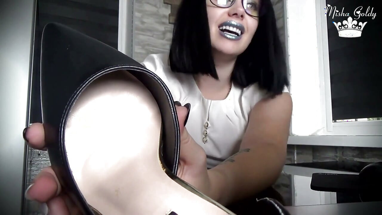 Cheira meus pés suados de nylon, sua sissyzinha!