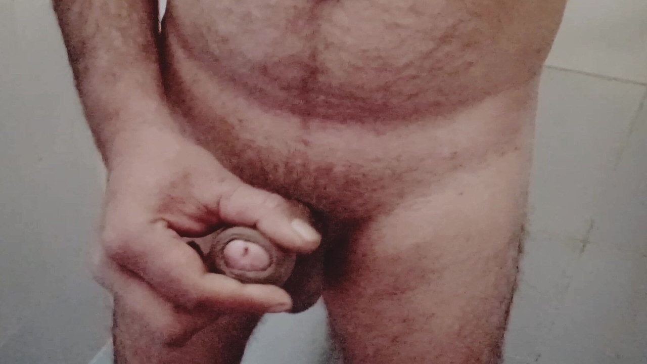 英俊的身体在浴室打手枪