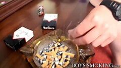 Opgehangen Dallas Cage masturbeert solo tijdens het roken