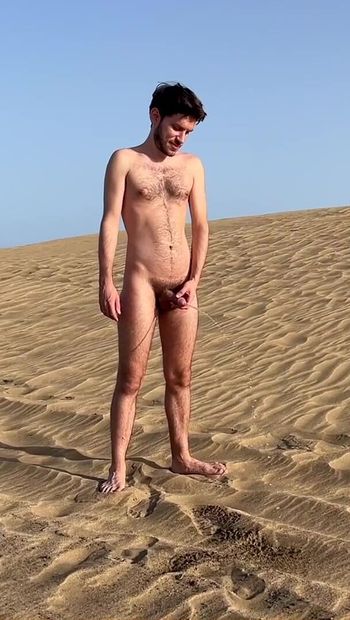 Pisse en public sur la plage naturiste gay