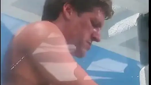 Belladonna hämmerte neben einem pool