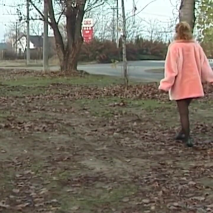 زوجة ذات شعر أحمر تتبول في الهواء الطلق