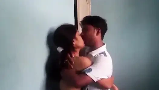 Hintli kız arkadaş partneriyle vakit geçiriyor