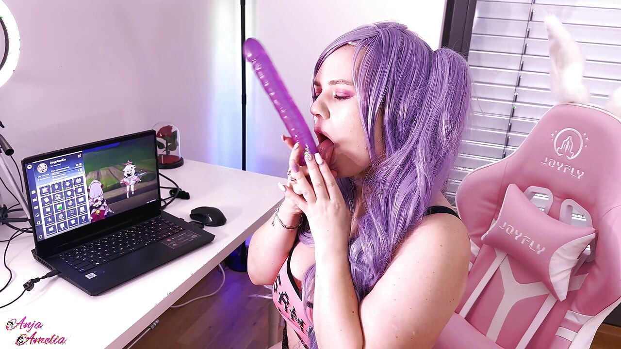 Gadis anime muncrat kaya orang gila!