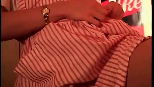 Ateşli, sıkı lezbiyen kızlar saunada çift başlı dildoyla oynuyor