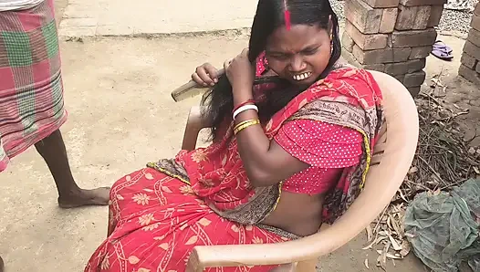 Desi housewife ko market jaane ke samay chut chat kar Pani nikal