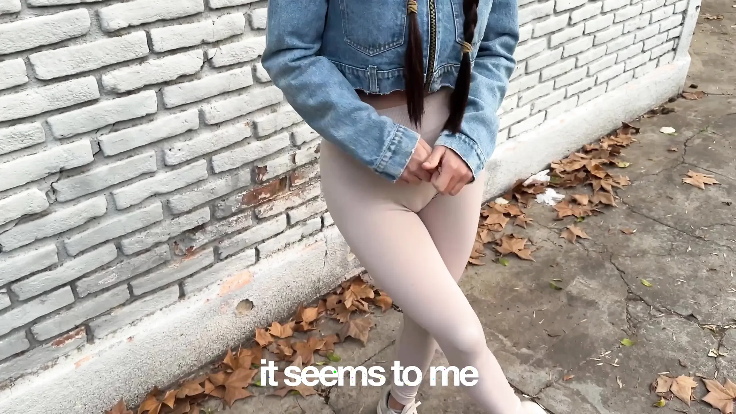 他向美女提供了一笔交易，但她无法拒绝并张开双腿