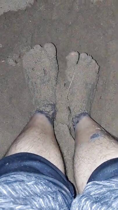赤腳在沙子裡玩耍