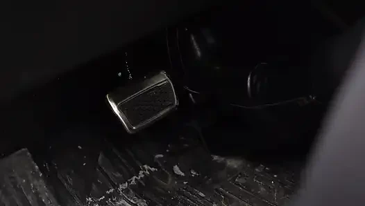 Tolong, mobilku terjebak di salju.