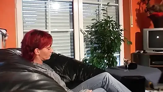 Hamile Kızıl Saçlı Sürtük Her Delikten Sert Sikiliyor