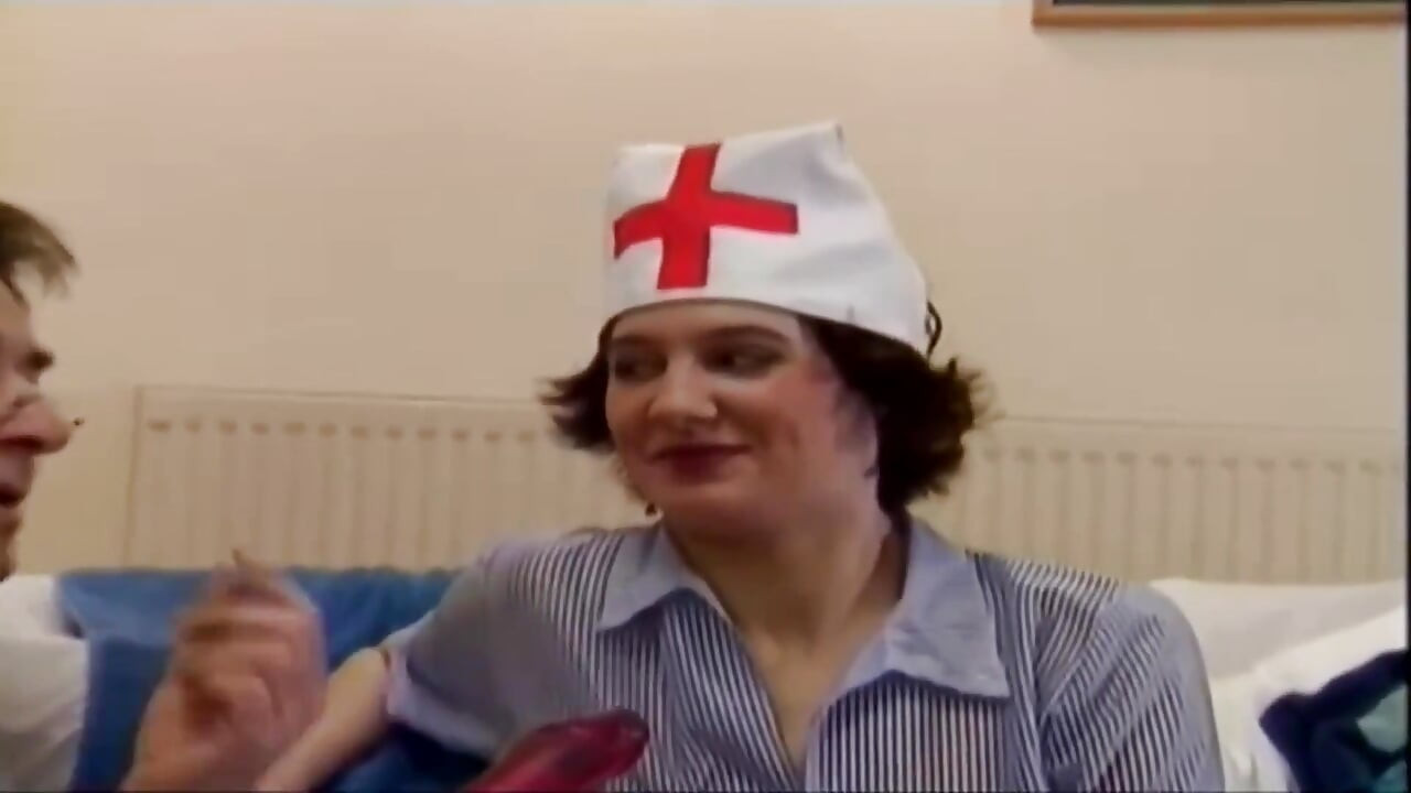 イギリスのスラット看護師が犯される