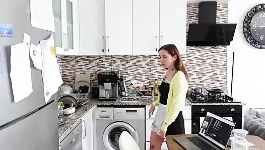 Karısı evden çıkar çıkmaz, hizmetçiyi hemen götten sikiyor!