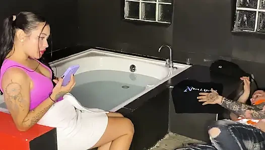 Der Hauselektriker endet als die schöne Nachbarin in der Badewanne