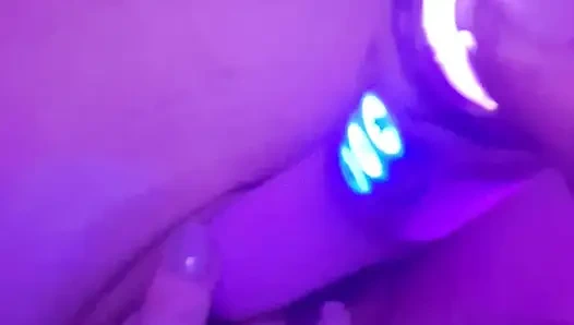 Развлечение с большим розовым дилдо