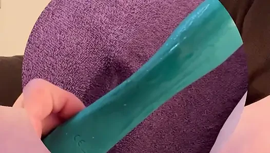 En sevdiği oyuncakları sarkıyor