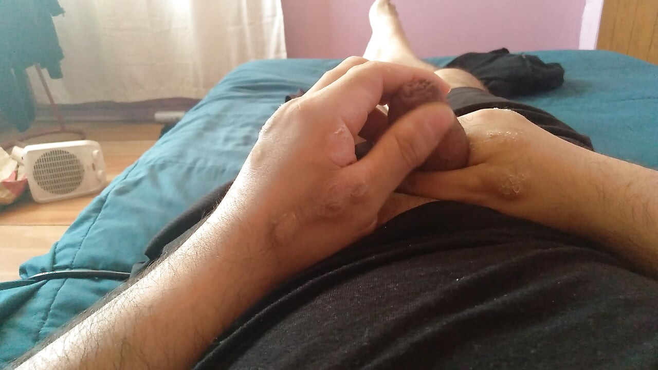 Lelaki comel menunjukkan zakar besarnya