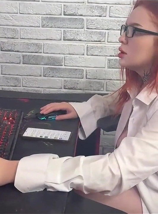 Моя мачеха разбудила меня, пока работала, и научила меня торговать. Сексуальная атмосфера работы.:s1e26