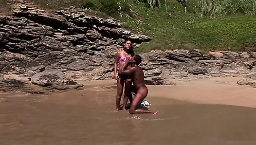 Ngentot memek latinku di pantai