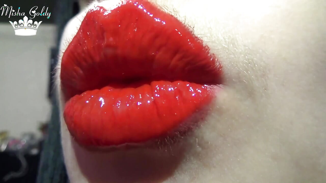 Buze roșii și lipgloss Joi