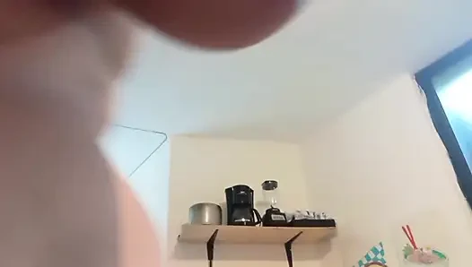 Şişman orta yaşlı seksi kadın çıplak mutfakta göğüslerini gösteriyor
