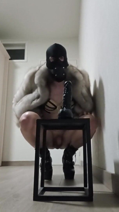 毛皮弱虫痴女ディープスロートとアナルディルドライド | クリップ 1