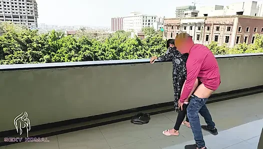 Komal erkek arkadaşına üniversitede başladı, bindas'i reddetmeye başladı