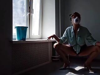 Sexy moeder wast ramen en speelt met schuim