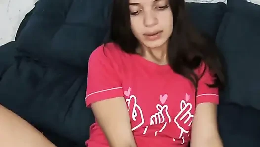 Бразильская девушка с тугой киской играет со своей новой игрушкой