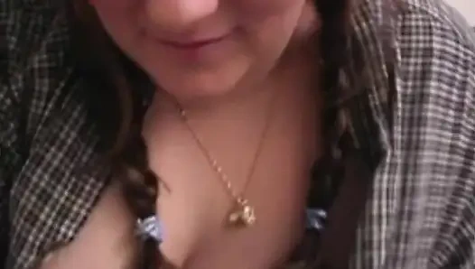 Cewek semok ini lagi asik ngocok kontol di ranjang