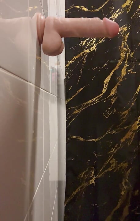 Banyoda büyük bir dildo yarağı emiyor