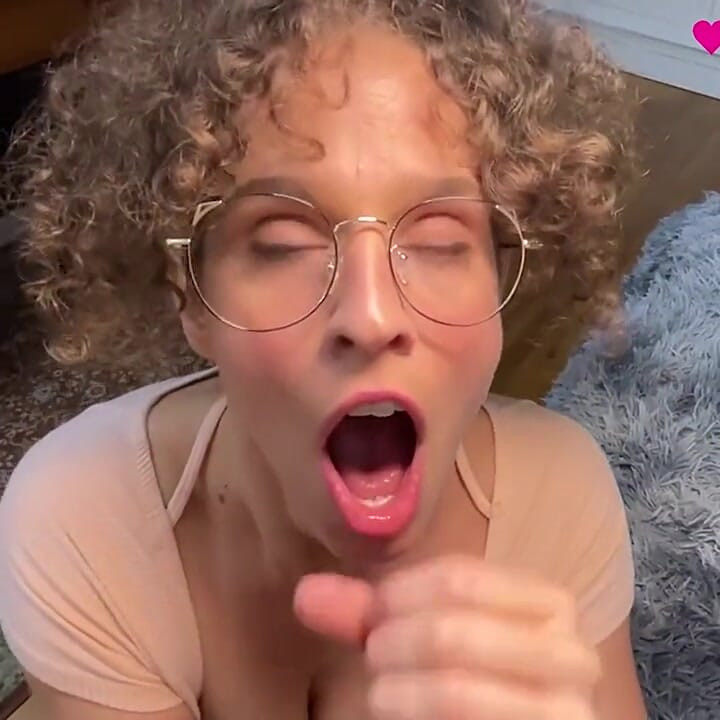 Yahudi üvey anne meme ve sakso 31 talimatı! Uyumana yardım etmek istiyorum tatlım... Seni onlara bakarken yakaladım... Bu yüzden Seni Pla'ya verdim