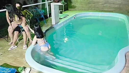 Kepergok lagi berbuat nakal! Dua cewek rambut cokelat kepergok masturbasi di kolam kondo