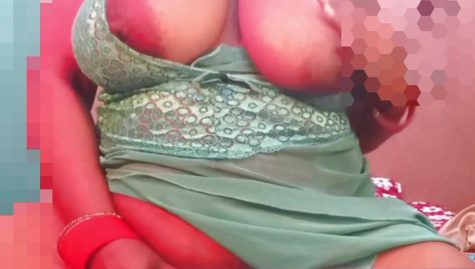 Milf masturbates on bed with her favourite vibrator