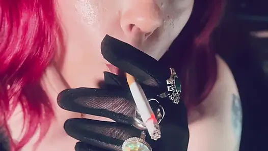 Bayan tina snua hayranları için giyinmeyi ve sigara içmeyi seviyor - drifts omi snap ome duman halkalarını içine alıyor